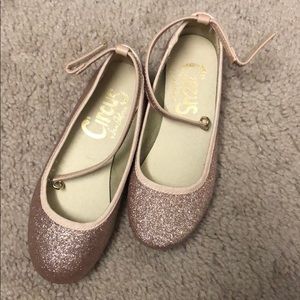 Toddler pink ballet flats.
